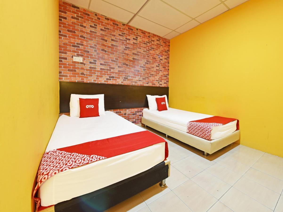 Oyo 90363 Nyamanya Inn Kuantan Bagian luar foto